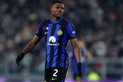 ماركا تكشف.. حقيقة رغبة برشلونة في التعاقد مع دومفريس